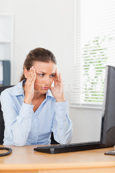 Foto stock: Mujer · de · negocios · mirando · Screen · pc · oficina