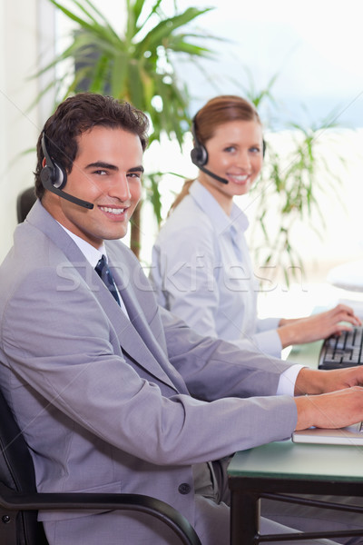 Foto stock: Vista · lateral · sonriendo · centro · de · llamadas · tecnología · teclado · micrófono