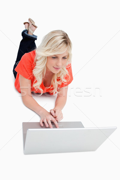 Femeie atragatoare touchpad laptop alb zâmbet Internet Imagine de stoc © wavebreak_media