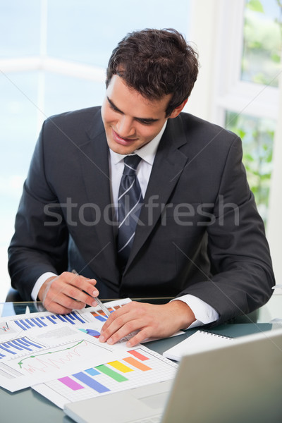 Mann Sitzung Stuhl schauen Grafik Büro Stock foto © wavebreak_media