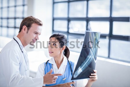 Verpleegkundige naar camera glimlachend vrouw gelukkig Stockfoto © wavebreak_media