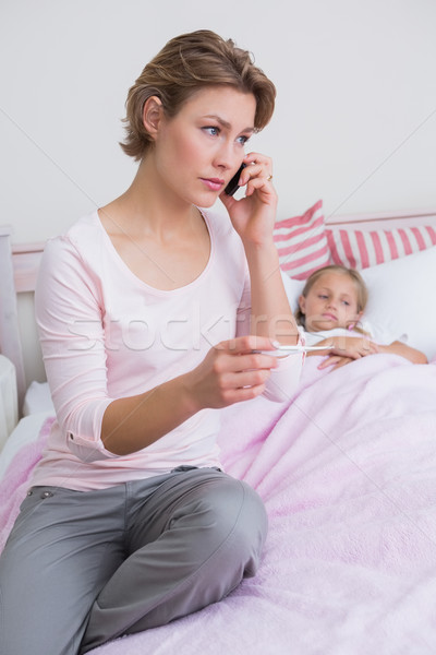 Madre toma temperatura enfermos hija casa Foto stock © wavebreak_media
