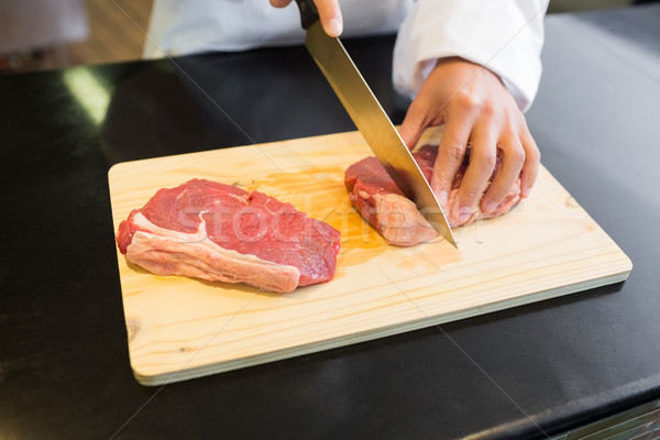 Foto d'archivio: Mani · carne · primo · piano · cucina