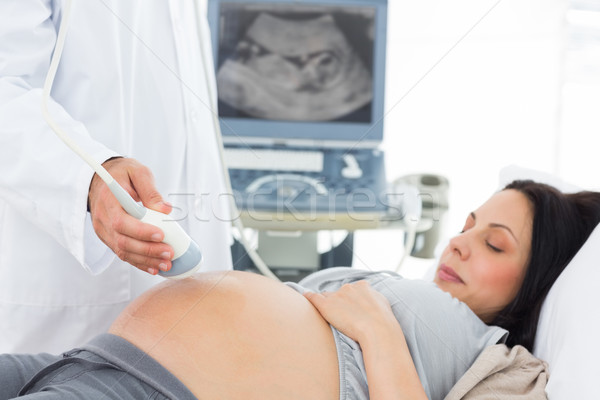 Foto stock: Médico · realizar · ultrasonido · doctor · de · sexo · masculino · prueba · mujer · embarazada