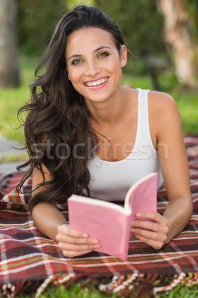 Stok fotoğraf: Güzel · esmer · okuma · kitap · mutlu