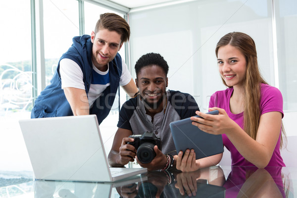 Foto stock: Criador · jovem · equipe · de · negócios · olhando · digital · comprimido