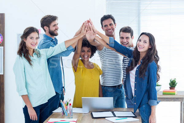 Groupe jeunes collègues utilisant un ordinateur portable bureau affaires [[stock_photo]] © wavebreak_media