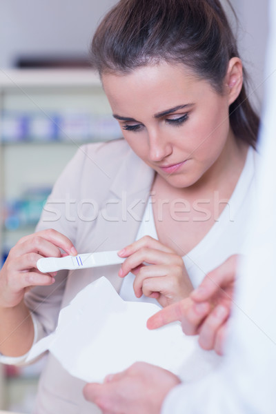 Jeune femme lecture test de grossesse pharmacie médicaux hôpital [[stock_photo]] © wavebreak_media