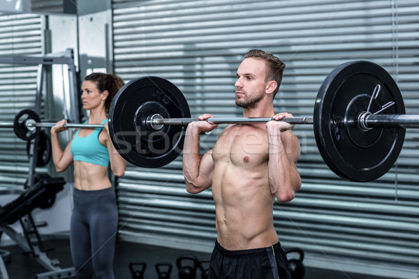 Muskuläre Paar Heben Gewicht zusammen Seitenansicht Stock foto © wavebreak_media