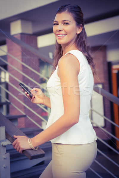 Portret glimlachende vrouw naar boven smartphone winkelen Stockfoto © wavebreak_media