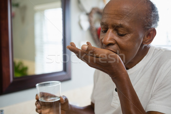 Idős férfi elvesz gyógyszer fürdőszoba otthon Stock fotó © wavebreak_media