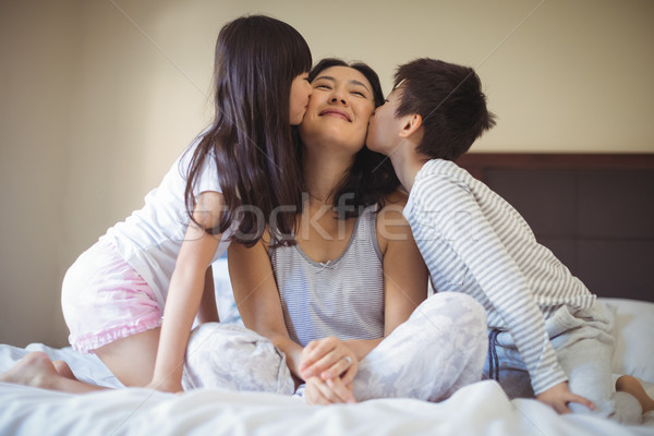 Foto stock: Irmãos · beijando · mãe · bochechas · cama · quarto