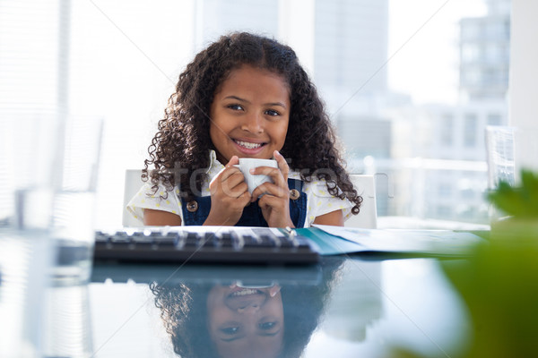 Portré mosolyog üzletasszony tart kávéscsésze asztal Stock fotó © wavebreak_media