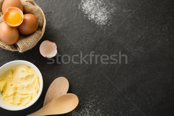 Vedere unt ouă castron tabel lemn Imagine de stoc © wavebreak_media