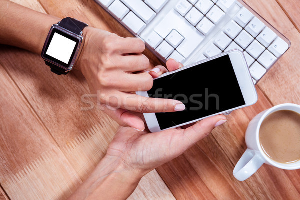 Vrouwelijk handen smartphone warme chocolademelk toetsenbord tabel Stockfoto © wavebreak_media