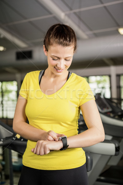 Frau smart ansehen Laufband Fitnessstudio Gesundheit Stock foto © wavebreak_media