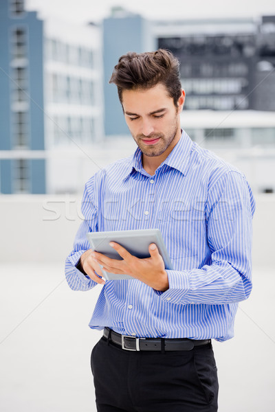 Biznesmen cyfrowe tabletka biuro taras człowiek Zdjęcia stock © wavebreak_media