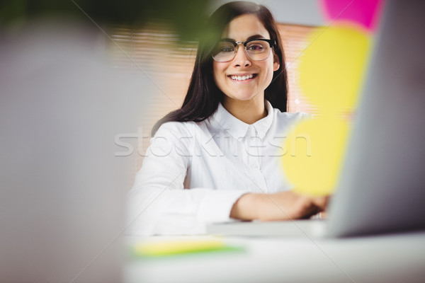 Porträt lächelnde Frau arbeiten Büro lächelnd Stock foto © wavebreak_media