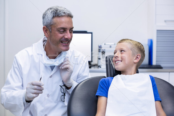 Sonriendo dentista hablar jóvenes paciente dentales Foto stock © wavebreak_media