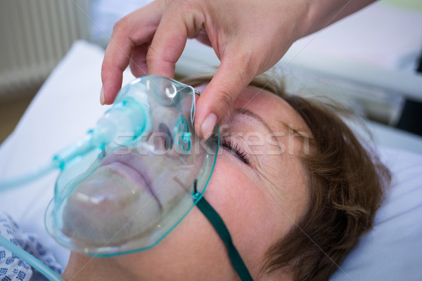 護士 氧氣面具 面對 病人 醫院 女子 商業照片 © wavebreak_media
