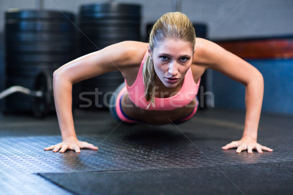 Bestimmt Frau Liegestütze Porträt Fitnessstudio Körper Stock foto © wavebreak_media