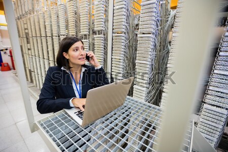 Stock fotó: Technikus · laptopot · használ · portré · boldog · szerver · szoba