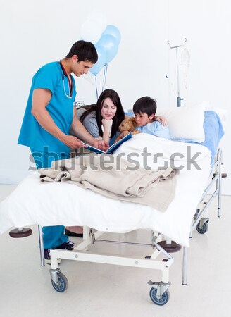 Lekarzy popychanie awaryjne bed korytarz szpitala Zdjęcia stock © wavebreak_media