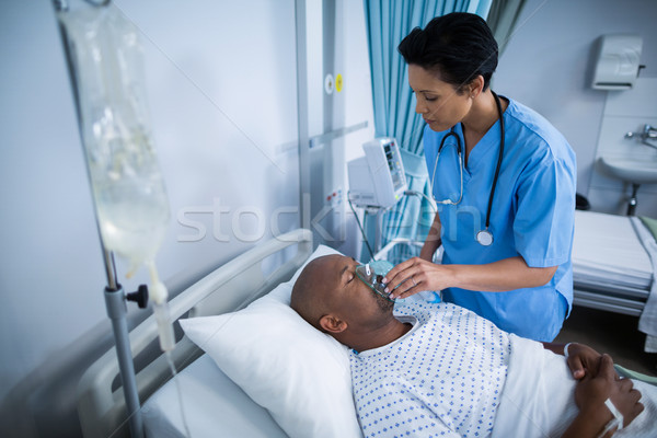Verpleegkundige zuurstofmasker patiënt mond ziekenhuis vrouwelijke Stockfoto © wavebreak_media
