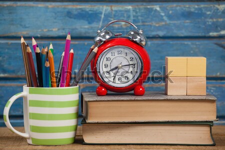 [[stock_photo]]: Réveil · livres · crayons · mug · table