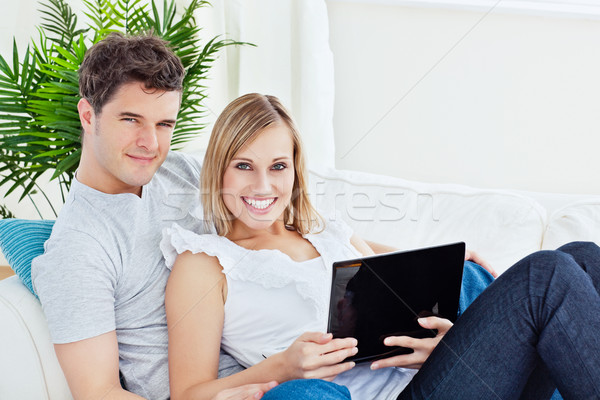 Stockfoto: Jonge · gelukkig · paar · sofa · laptop · glimlachend