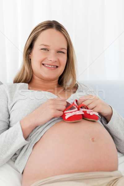 Zwangere vrouw buik naar camera glimlach Stockfoto © wavebreak_media