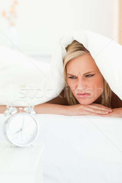 Portret niezadowolony kobieta w górę sypialni ręce Zdjęcia stock © wavebreak_media