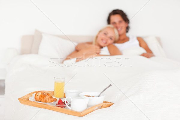 Foto stock: Pareja · sonriendo · desayuno · bandeja · cámara · enfoque