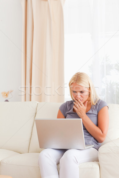 Stockfoto: Portret · bezorgd · vrouw · met · behulp · van · laptop · woonkamer · hand