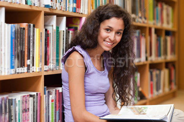 [[stock_photo]]: Jeunes · étudiant · livre · bibliothèque · femme