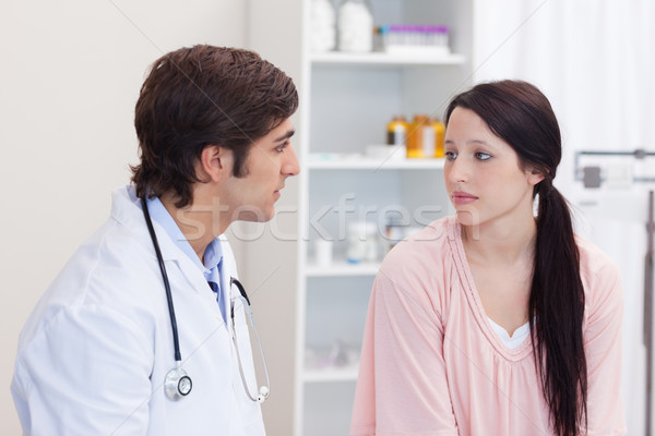 Medico di sesso maschile parlando paziente salute medicina lavoro Foto d'archivio © wavebreak_media