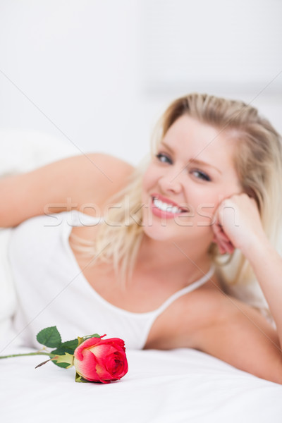 Jeune femme rose souriant lit Homme belle [[stock_photo]] © wavebreak_media