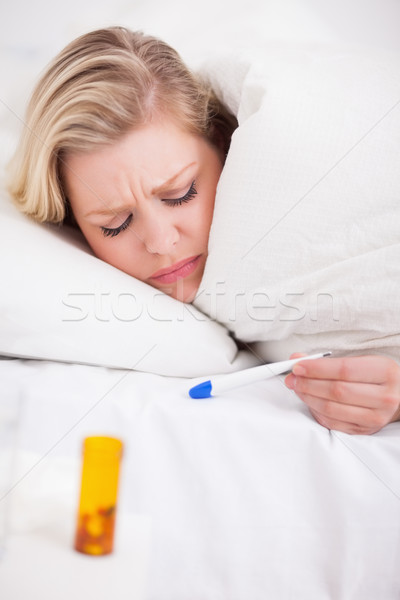Hasta kadın bakıyor termometre yatak ağrı Stok fotoğraf © wavebreak_media