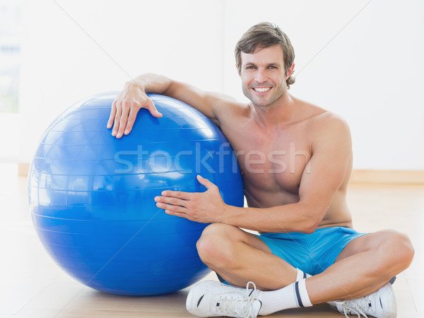 Torse nu homme fitness balle gymnase [[stock_photo]] © wavebreak_media