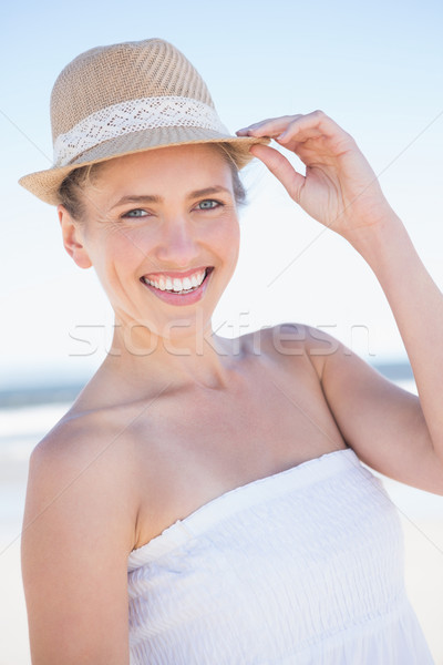 Destul de zâmbitor plajă palarie de paie Imagine de stoc © wavebreak_media