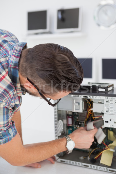 Ordinateur ingénieur travail brisé consoler bureau [[stock_photo]] © wavebreak_media