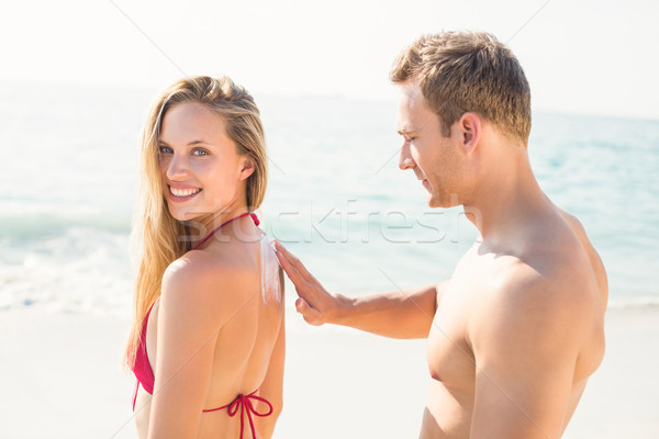 Fericit cuplu zâmbitor plajă femeie sexy Imagine de stoc © wavebreak_media
