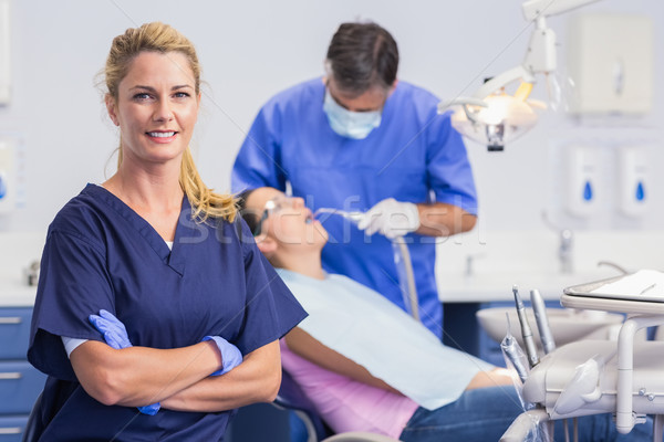 Foto stock: Retrato · sonriendo · enfermera · los · brazos · cruzados · dentista · paciente