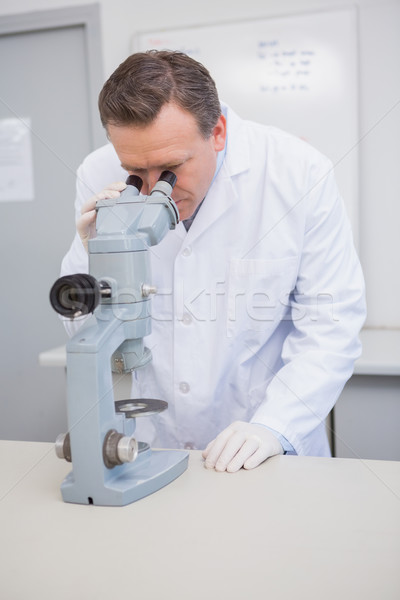 Stockfoto: Wetenschapper · onderzoeken · monster · microscoop · laboratorium · technologie