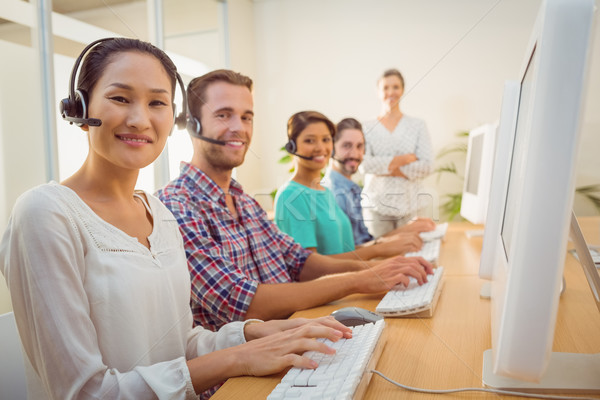 Foto stock: Centro · de · llamadas · agente · de · trabajo · gerente · supervisión · retrato