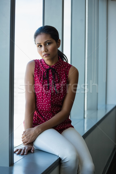 肖像 執行 坐在 窗台 辦公室 女 商業照片 © wavebreak_media