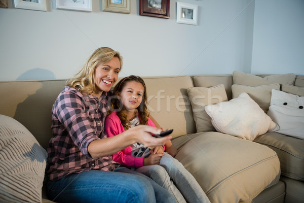 母親 女兒 看電視 客廳 家 女子 商業照片 © wavebreak_media