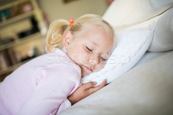 少女 寝 ベッド ホーム 子 ノートブック ストックフォト © wavebreak_media