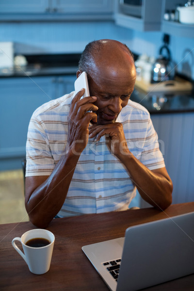 мнение человека говорить телефон используя ноутбук Сток-фото © wavebreak_media