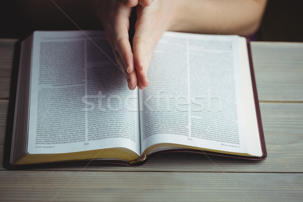 Nő imádkozik Biblia fekete könyv asztal Stock fotó © wavebreak_media